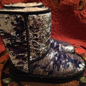 PRE-LOVED AUTHENTIC UGG CLASSIC SHORT SPARKLE BOOT